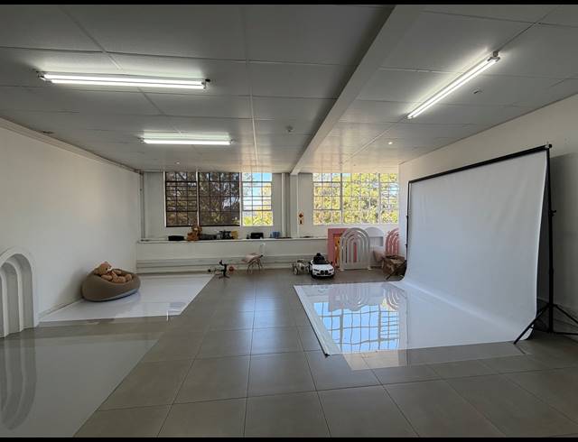 124M² BUILDING TO LET IN WOODSTOCK